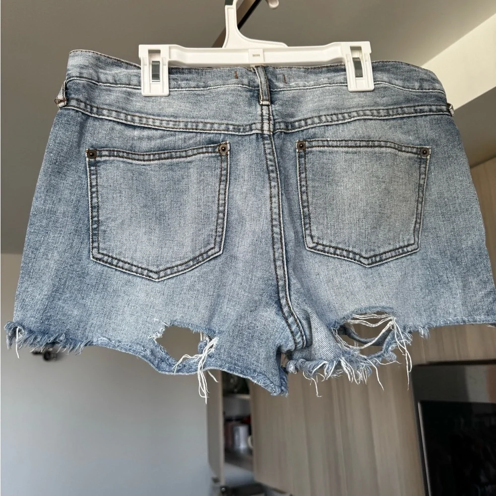 Free People Distressed Denim Shorts Size 29 - Picture 9 of 11